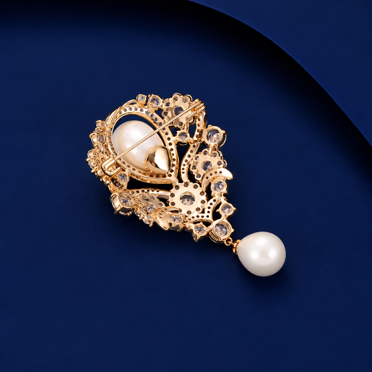Broche perle de lumière vue de dos, fermoir épingle