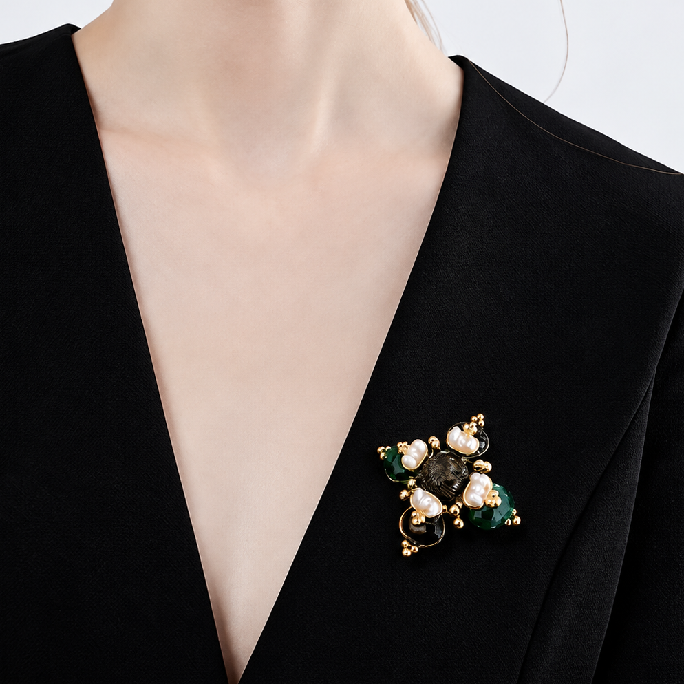 Broche perles baroque portée sur une tenue