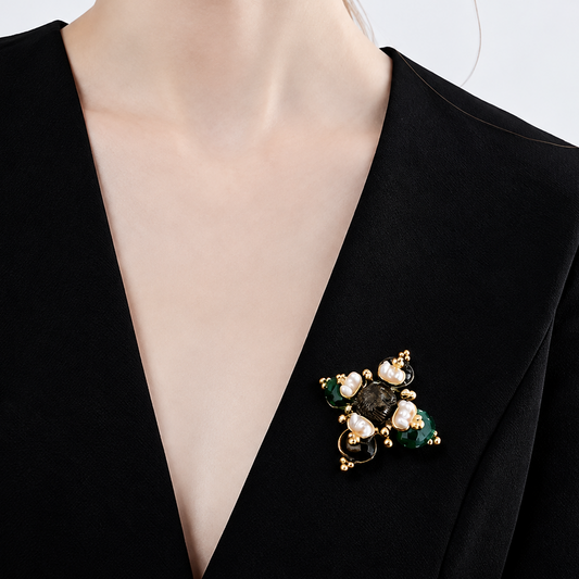 Broche perles baroque portée sur une tenue