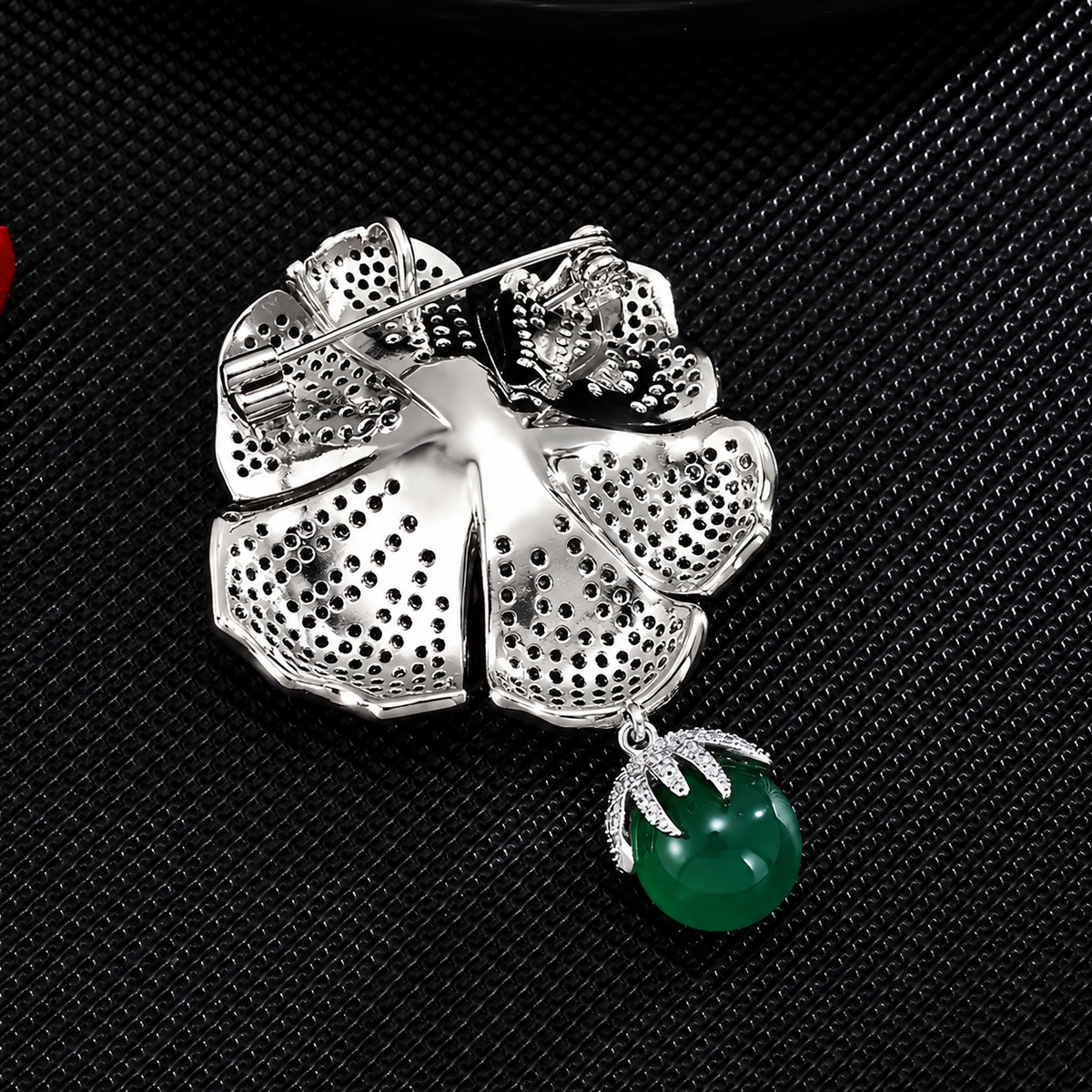 Broche pétales d’argent vue de dos, fermoir épingle