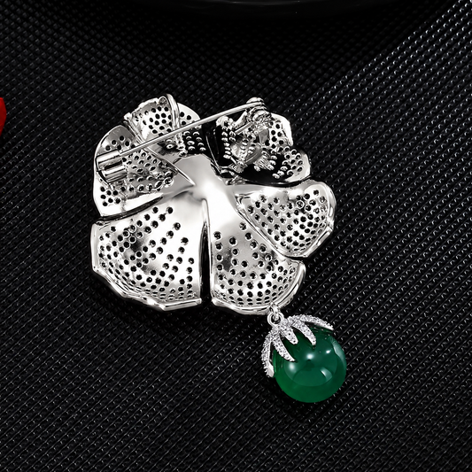 Broche pétales d’argent vue de dos, fermoir épingle