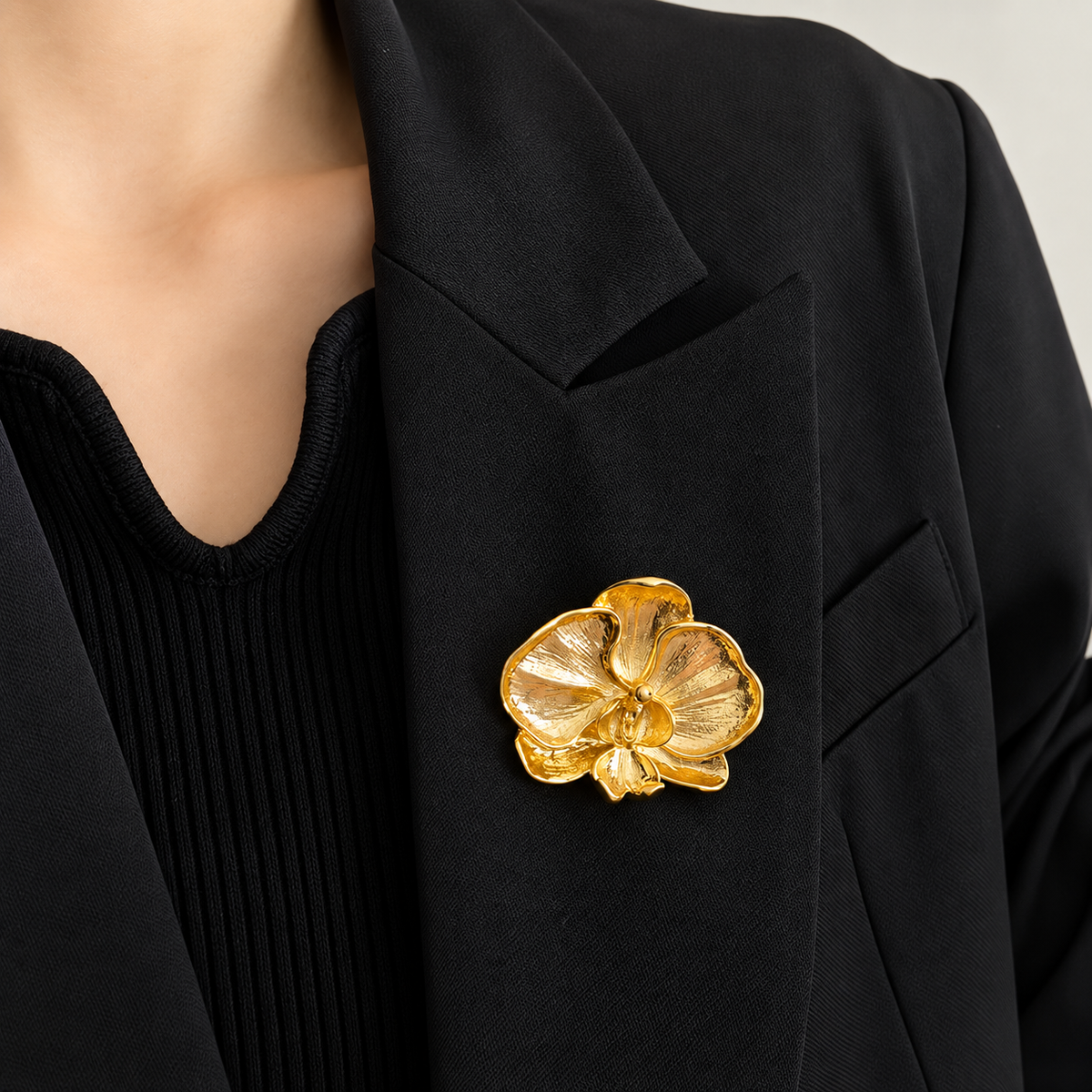 Broche phalaénopsis portée sur une tenue