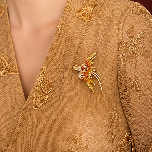 Broche phénix impérial portée sur une tenue