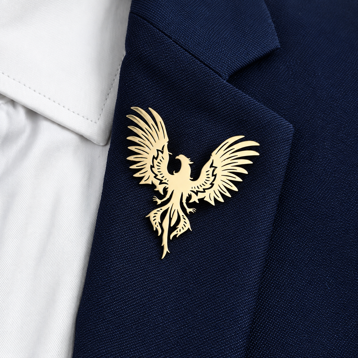 Broche phénix triomphant portée sur une tenue