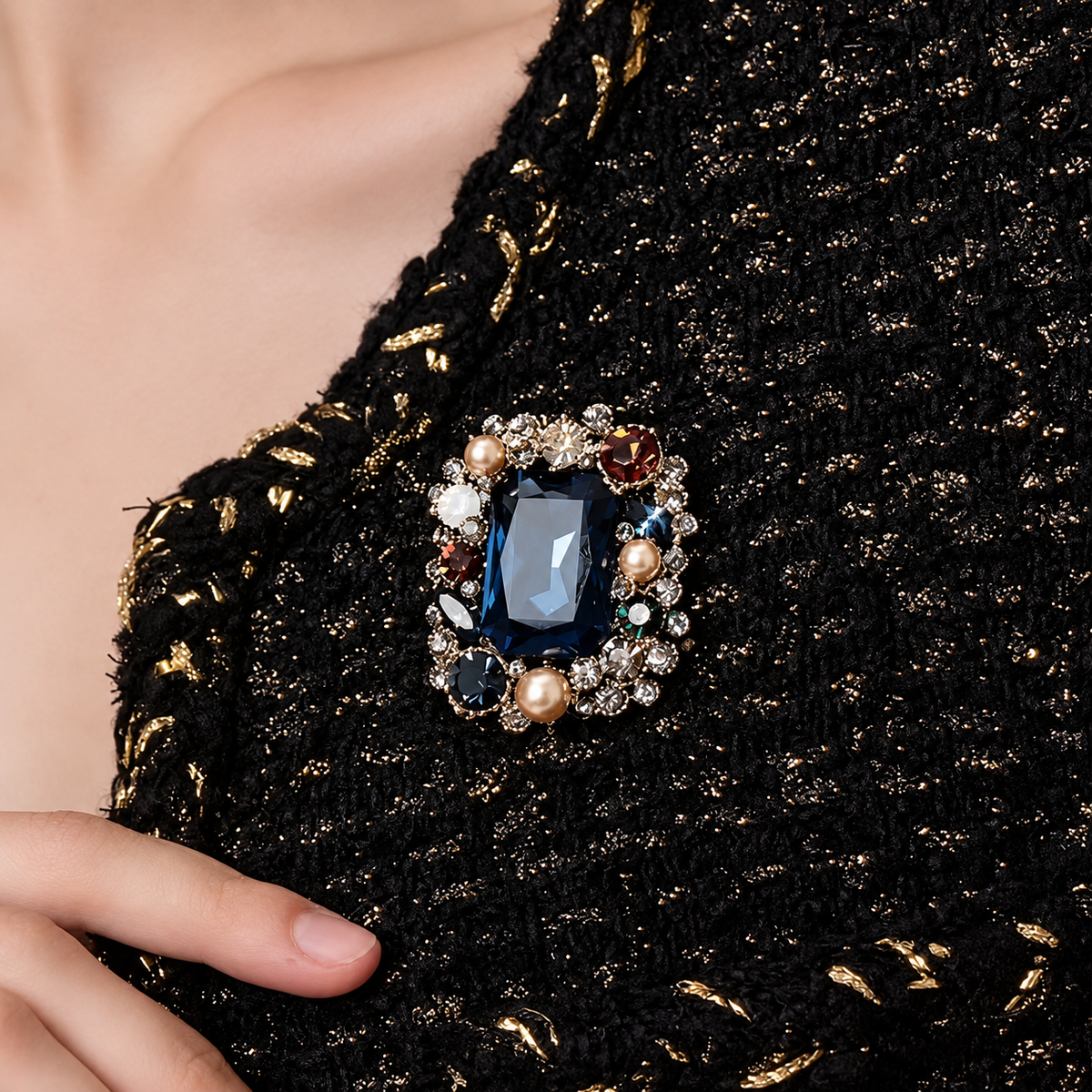 Broche pierre bleue royale portée sur une tenue