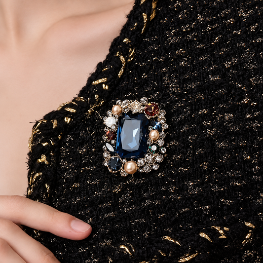 Broche pierre bleue royale portée sur une tenue
