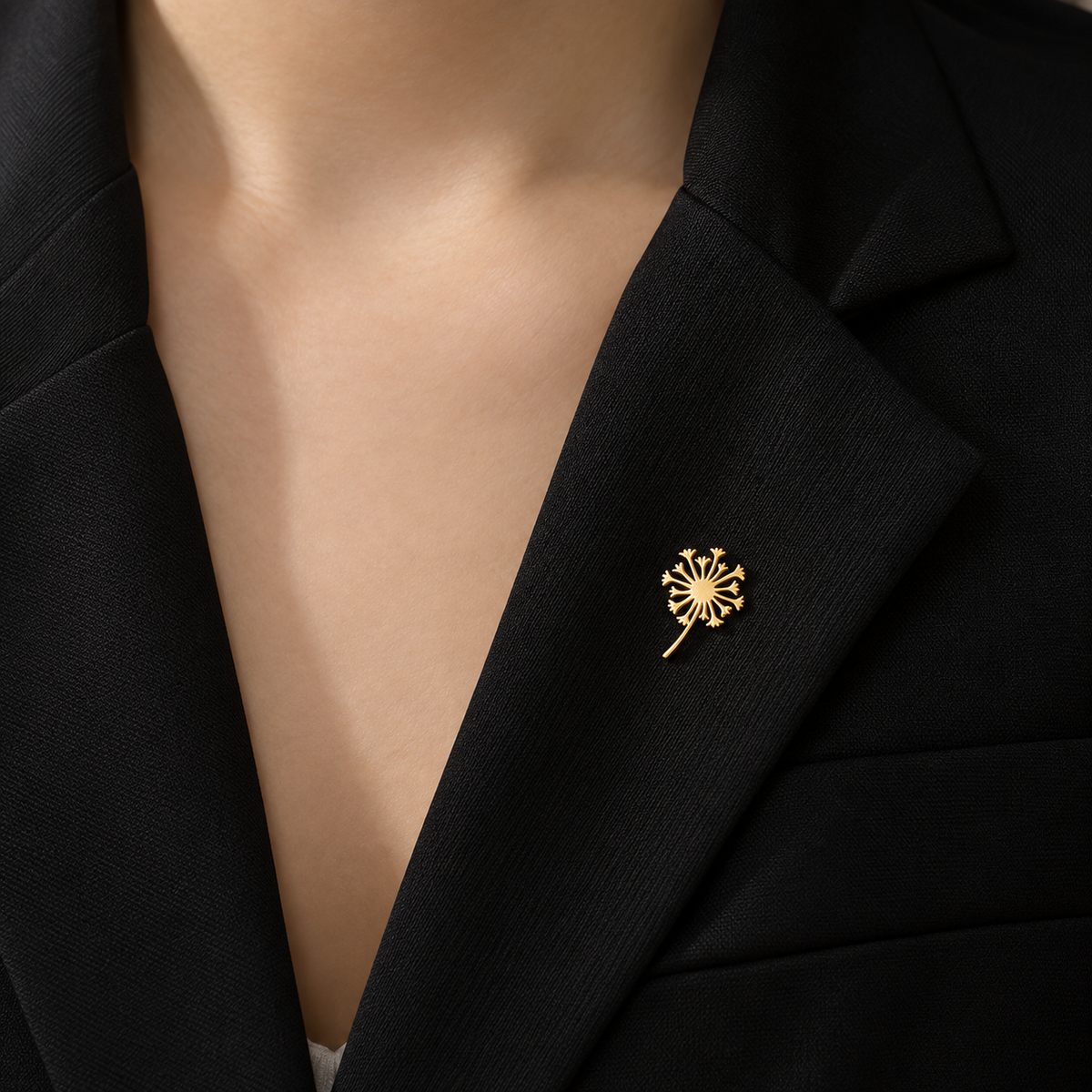 Broche pissenlit portée sur une tenue