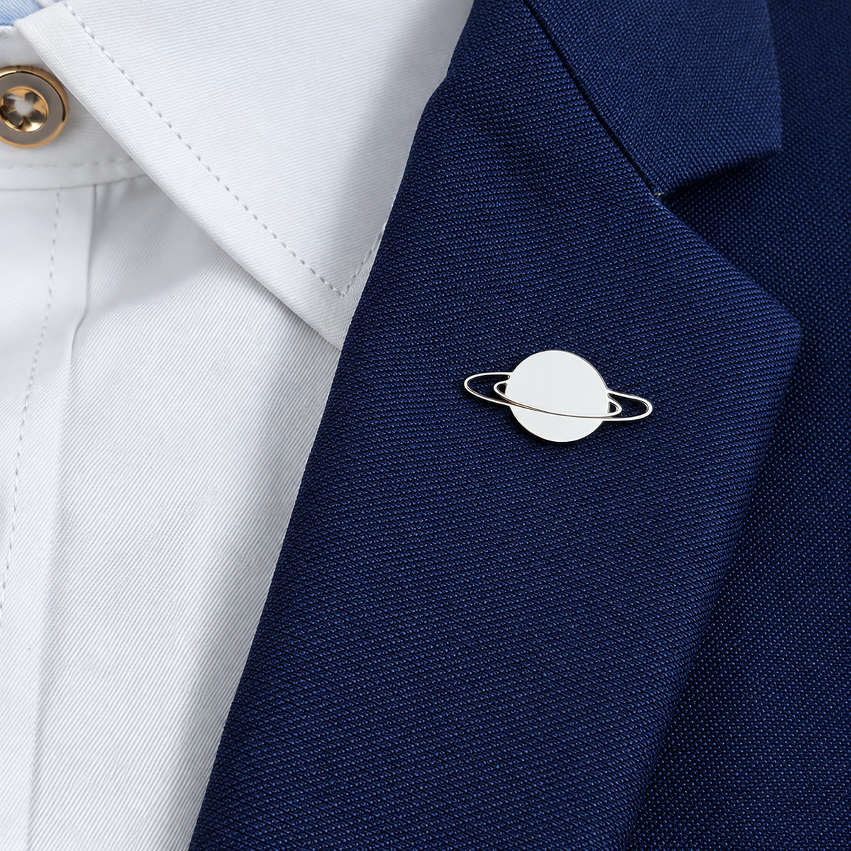 Broche planète portée sur une tenue