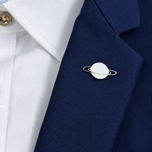 Broche planète portée sur une tenue
