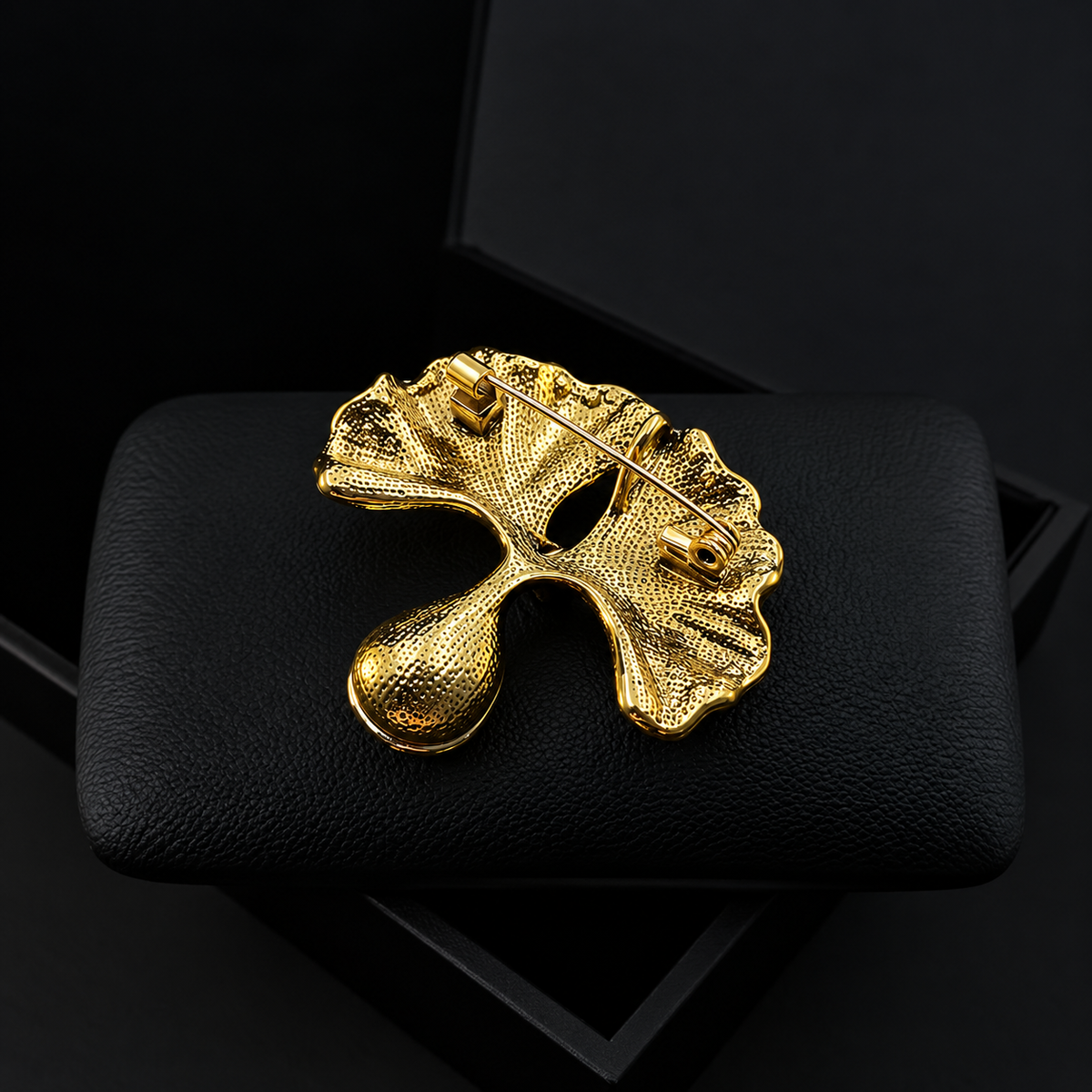 Broche renaissance vue de dos, fermoir épingle