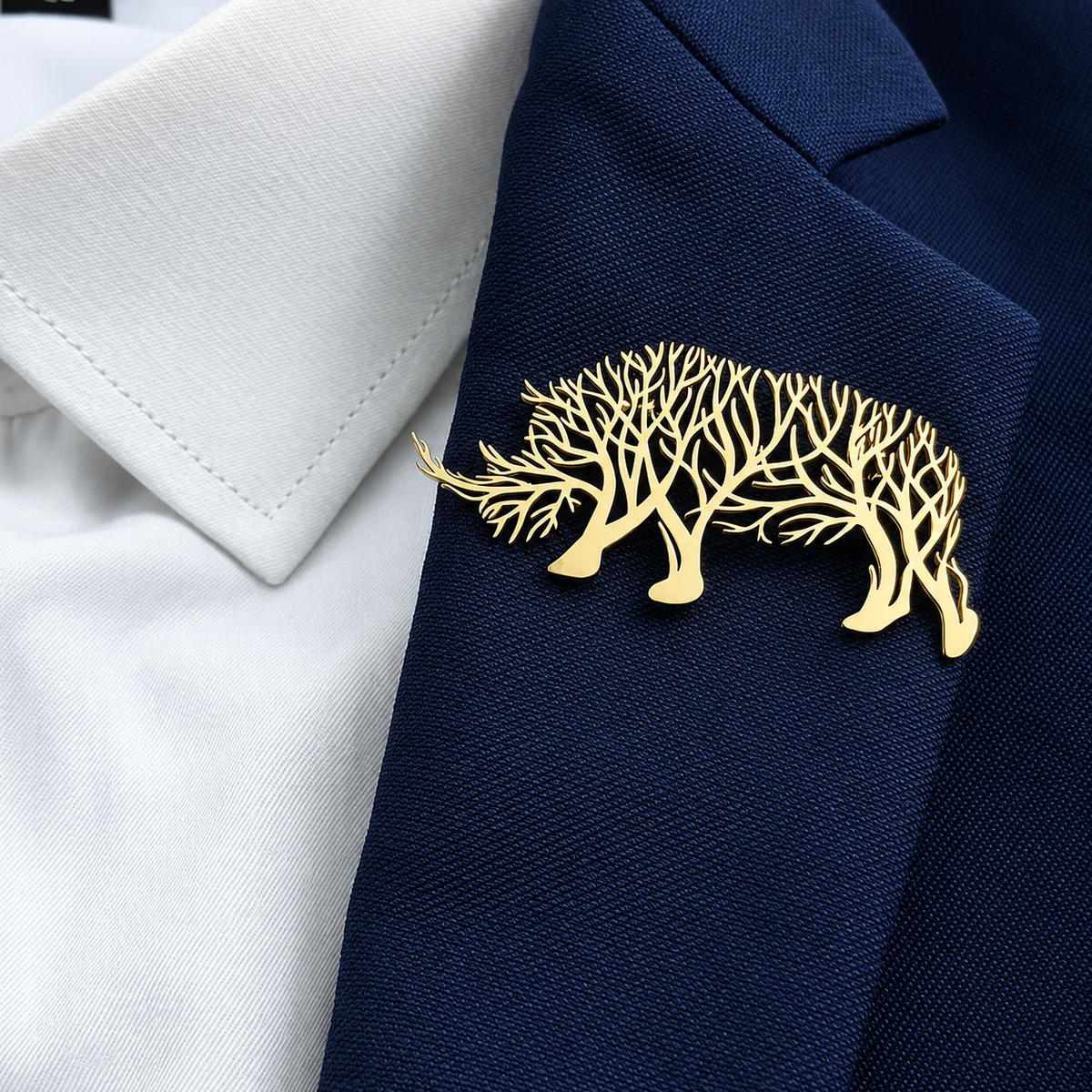 Broche rhinocéros arbre de vie portée sur une tenue