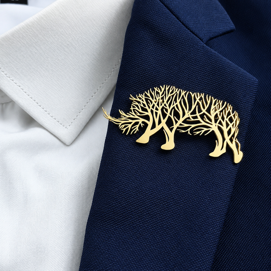 Broche rhinocéros arbre de vie portée sur une tenue