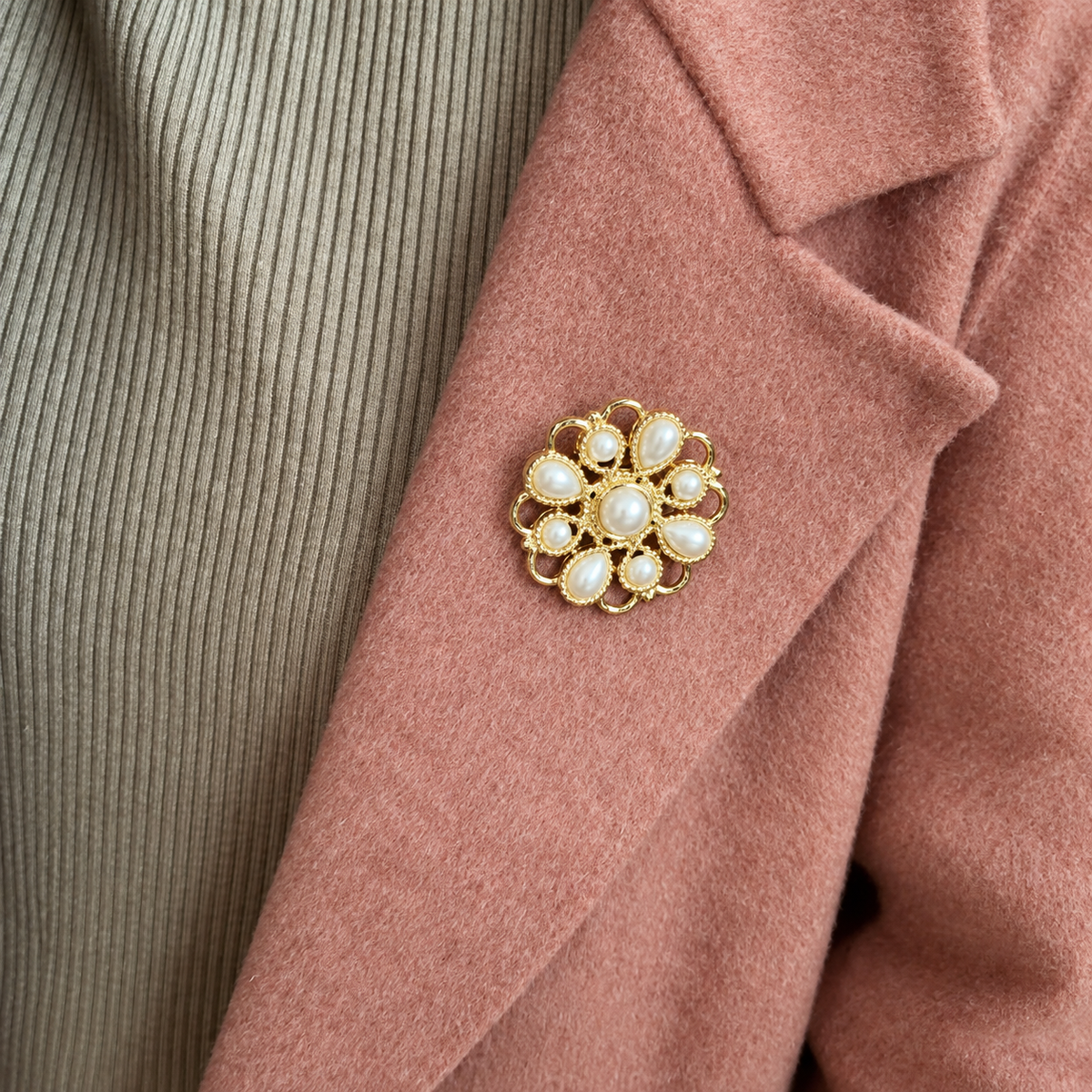 Broche rosace perlée portée sur une tenue