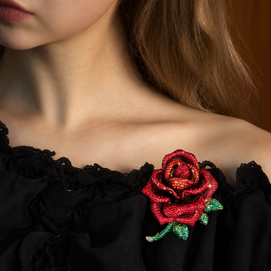 Broche rose cristalline portée sur une tenue