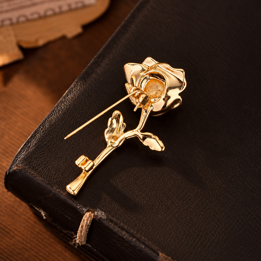 Broche rose dorée vue de dos, fermoir épingle