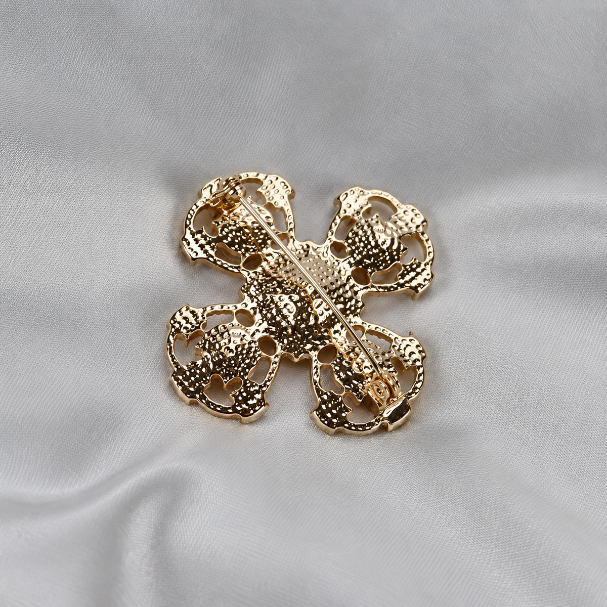 Broche rubis prestige vue de dos, fermoir épingle
