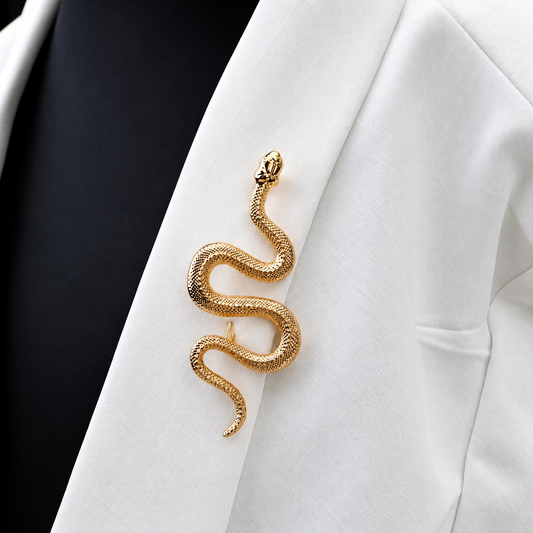 Broche serpent élégant portée sur une tenue