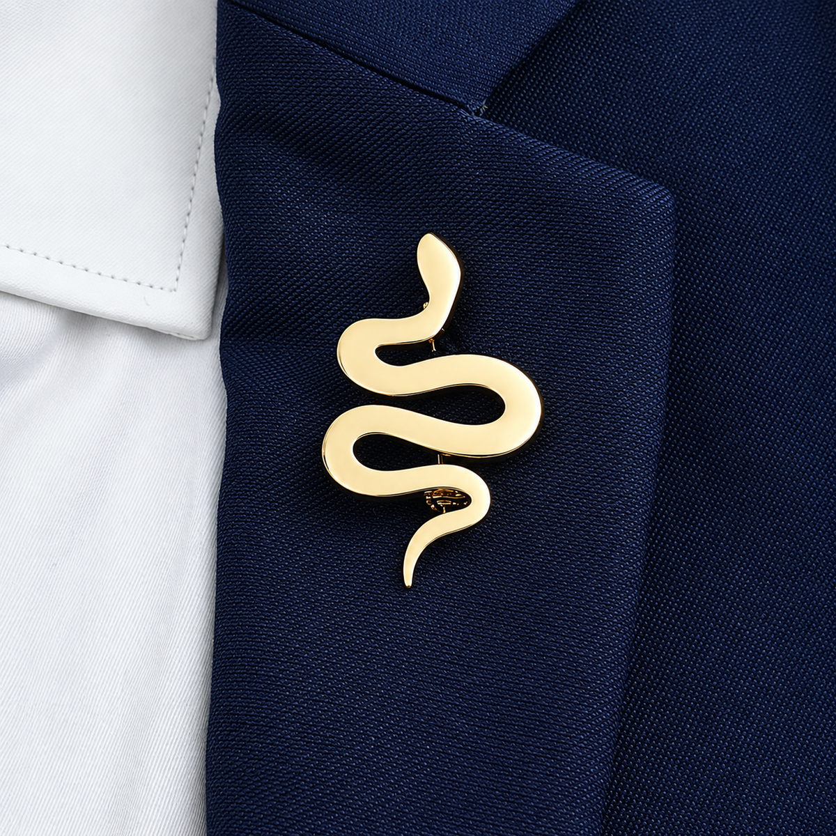 Broche serpent portée sur une tenue