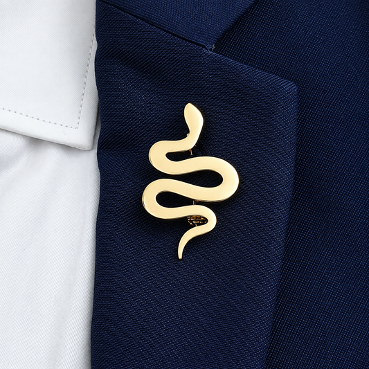 Broche serpent portée sur une tenue
