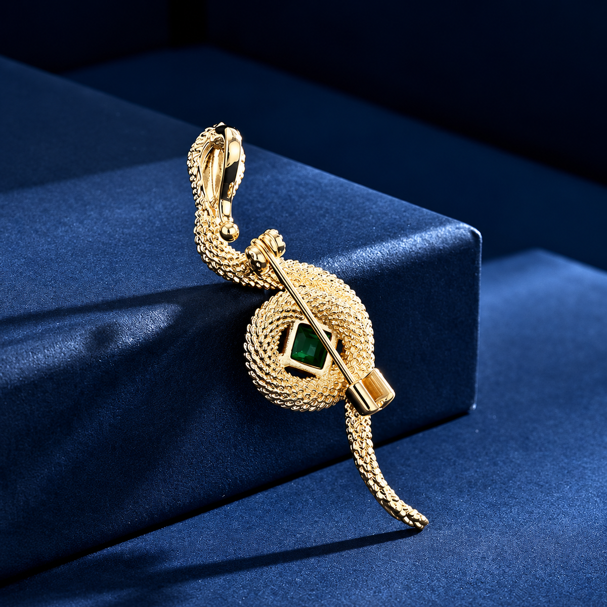 Broche serpent protecteur vue de dos, fermoir épingle