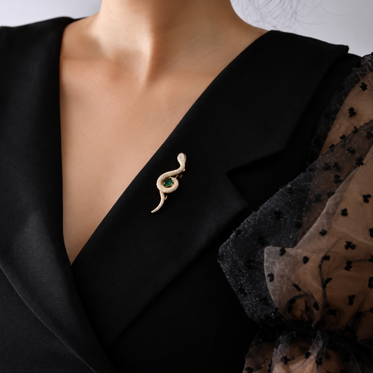 Broche serpent protecteur portée sur une tenue