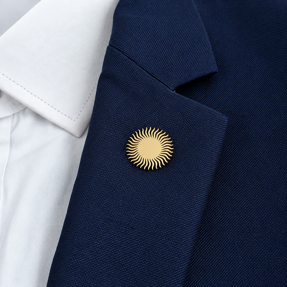 Broche soleil envoûtant portée sur une tenue