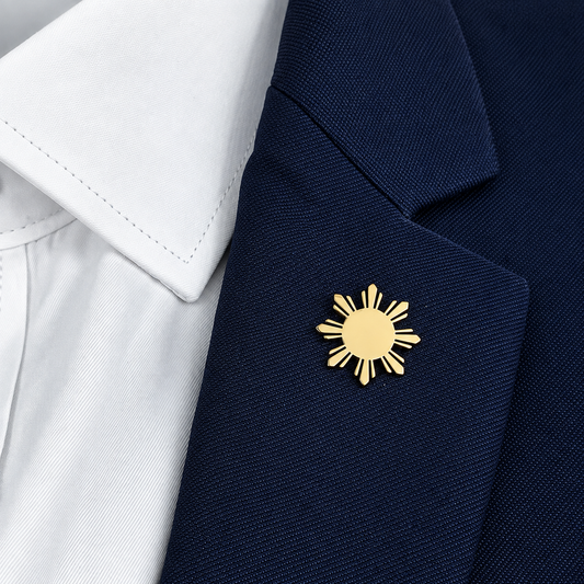 Broche soleil portée sur une tenue