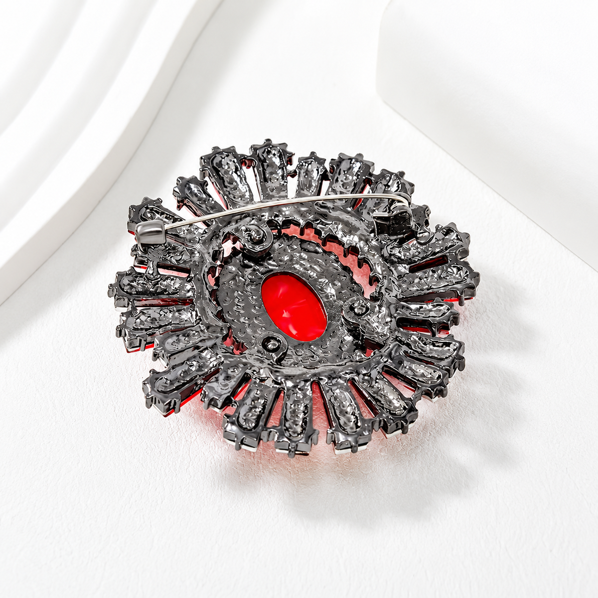 Broche soleil royal vue de dos, fermoir épingle