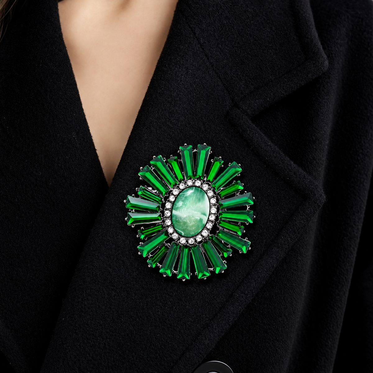 Broche soleil royal portée sur une tenue