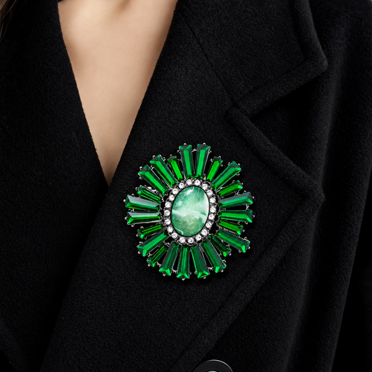 Broche soleil royal portée sur une tenue