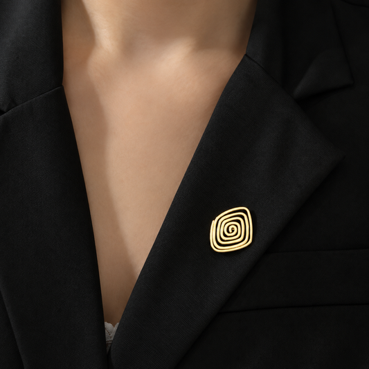 Broche spirale portée sur une tenue
