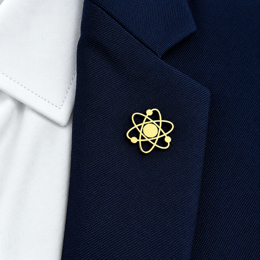 Broche système solaire portée sur une tenue