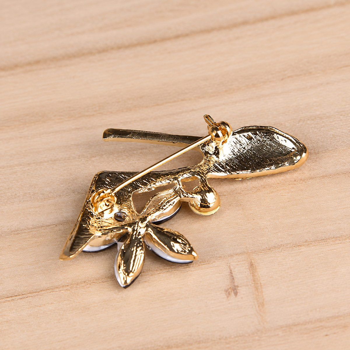 Broche talon vue de dos, fermoir épingle