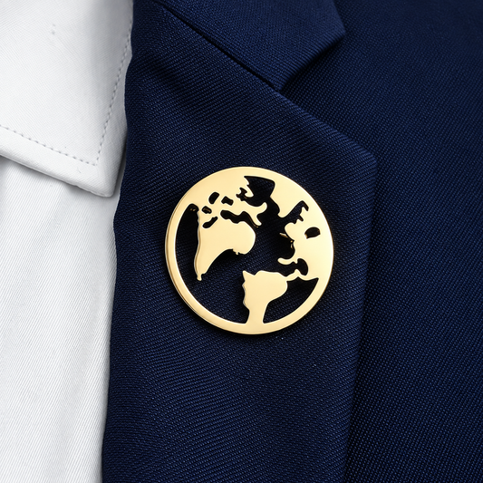Broche Terre portée sur une tenue