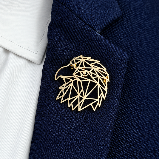Broche tête d’aigle portée sur une tenue