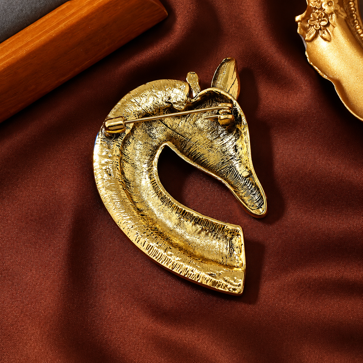 Broche tête de girafe vue de dos, fermoir épingle
