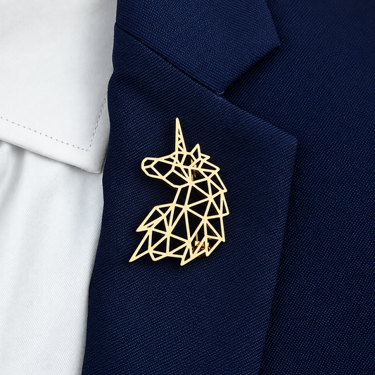 Broche tête de licorne portée sur une tenue