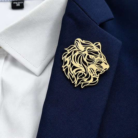 Broche tête de tigre portée sur une tenue