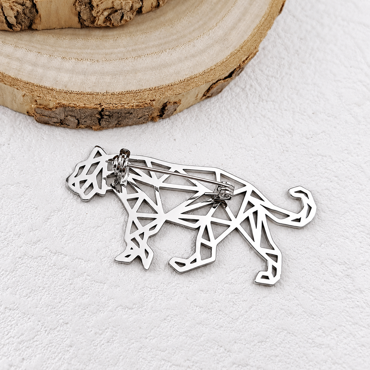 Broche tigre ajourée vue de dos, fermoir épingle