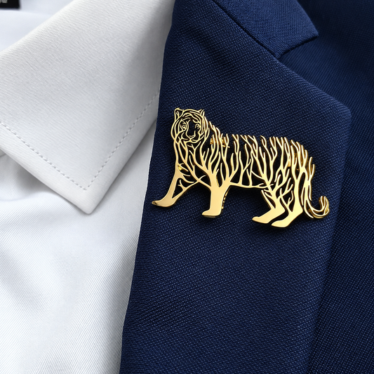 Broche tigre arbre de vie portée sur une tenue