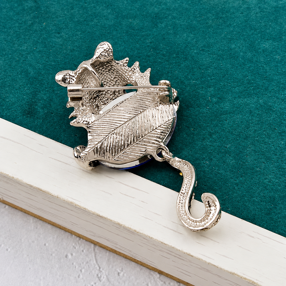 Broche tigre protecteur, de dos