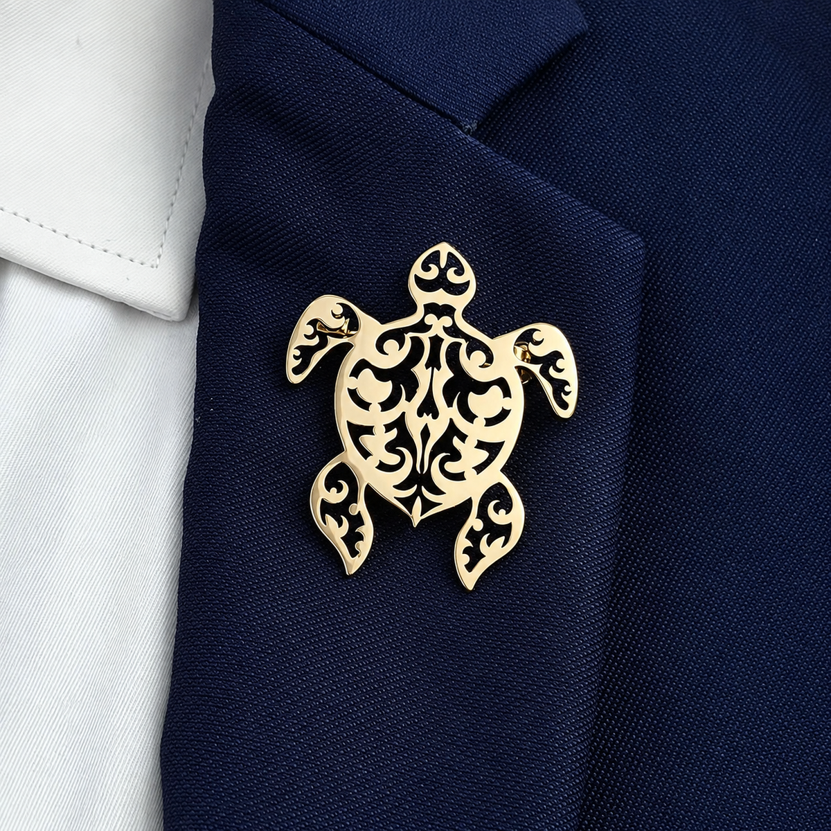 Broche tortue portée sur une tenue
