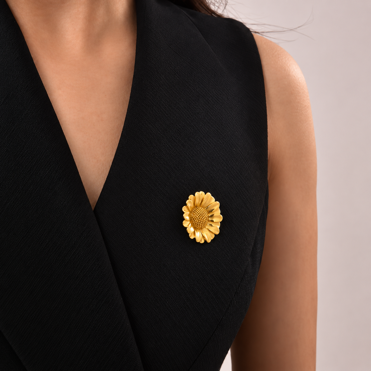 Broche tournesol métallique portée sur une tenue