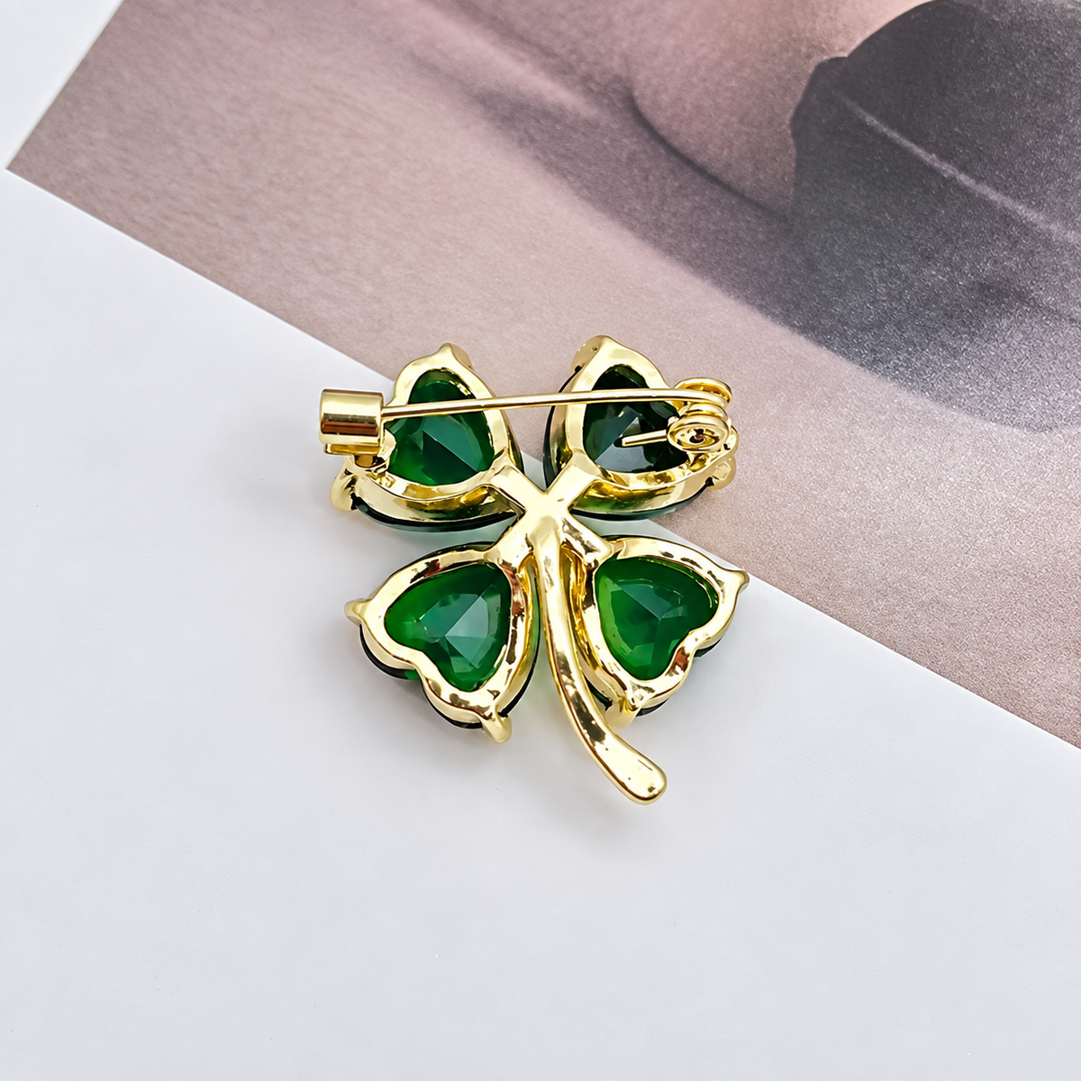 Broche trèfle impérial vue de dos, fermoir épingle