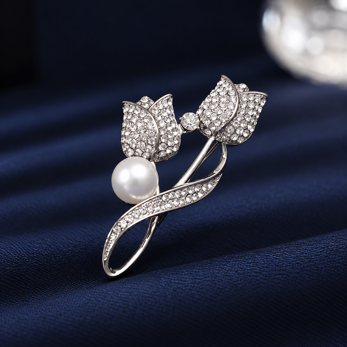 Broche tulipe, couleur argenté