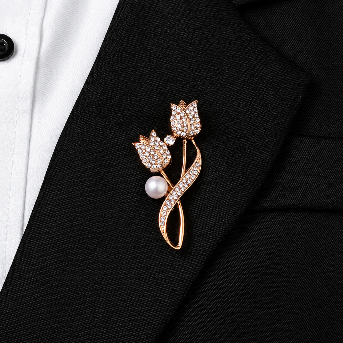 Broche tulipe portée sur une tenue