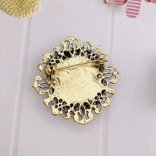 Broche vintage baroque vue de dos, fermoir épingle